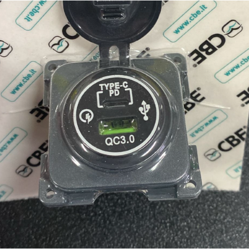 Presa Doppia BG MC522U Commutata, Rivestita In Metallo, Con USB E Scatola Posteriore